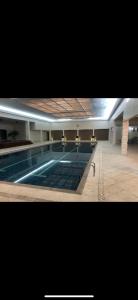 ein großes Schwimmbad in einem großen Gebäude in der Unterkunft Condomínio Quisisana in Poços de Caldas