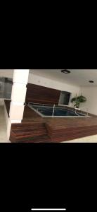 eine Küche mit einer hölzernen Arbeitsplatte in einem Zimmer in der Unterkunft Condomínio Quisisana in Poços de Caldas