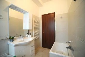 Koupelna v ubytování La cornice di Tivoli + 32 fotografií