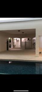 ein leerer Pool mit Pool in der Unterkunft Condomínio Quisisana in Poços de Caldas