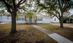 een huis met twee bomen ervoor bij Texas Tranquility Retreat in Corpus Christi