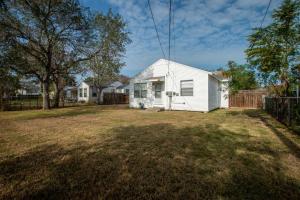 een wit huis in een tuin met een hek bij Texas Tranquility Retreat in Corpus Christi