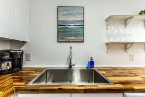 een keuken met een roestvrijstalen gootsteen bij Texas Tranquility Retreat in Corpus Christi