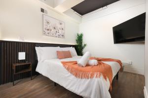 Un dormitorio con una cama y un televisor de pantalla plana. en Stylish 1BR On Rvrwalk Gym and Parking Near Conv Ctr, en San Antonio 66 fotos más