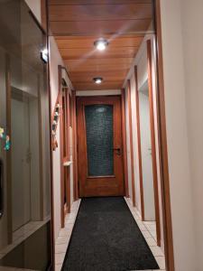 a hallway with a wooden door in a room at Apartment in Bad Pyrmont-Zentrale Lage und naturnahe Erholung in Bad Pyrmont