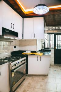 Kuchyň nebo kuchyňský kout v ubytování One Click Apartment