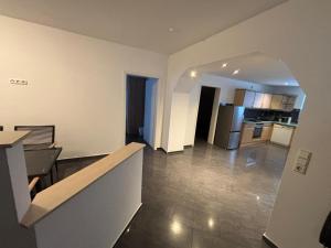 un salon et une cuisine vides dans un appartement dans l'établissement Ferienwohnung, Tageswohnung neben Braunschweig, à Meine 12 autres photos