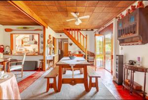 ein Wohnzimmer mit Tisch und Küche in der Unterkunft Casa Soutinho - Gerês in Ventosa