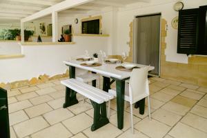 a dining room with a table and chairs at Appartamenti Frassanito in Conca Specchiulla