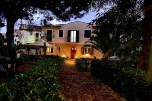 a large house with a yard in front of it at Il triclinio B&B in Piazza Armerina