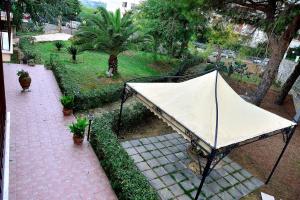 an overhead view of a tent in a garden at Il triclinio B&B in Piazza Armerina