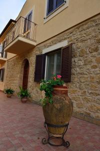 a large vase with flowers in front of a building at Il triclinio B&B in Piazza Armerina