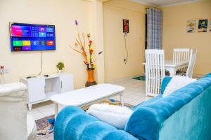 TV a/nebo společenská místnost v ubytování Jabali- Zuriel homes 1 bedroom apartment