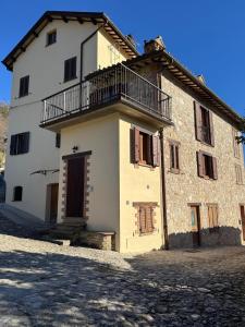 Villa Paterno في Amandola: مبنى ابيض كبير عليه بلكونه