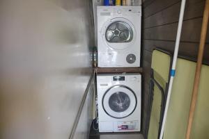 a washer and dryer in a small room at le mangue car hôte in Saint-Paul