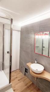 une salle de bains avec un lavabo et un miroir dans l'établissement Maison 4Emme, à La Thuile 28 autres photos