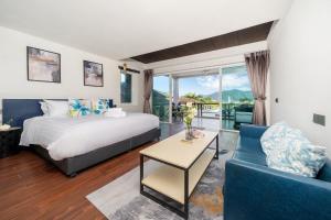 Giường trong phòng chung tại Patong Cliff Villa Phuket 12 bedroom +88 ảnh