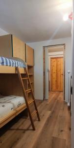 une chambre avec un lit superposé et un couloir dans l'établissement Maison 4Emme, à La Thuile
