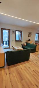 un salon avec deux canapés et un parquet dans l'établissement Maison 4Emme, à La Thuile