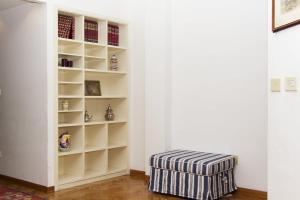 estante de libros con reposapiés en una habitación en Central and comfortable, en Santarcangelo di Romagna