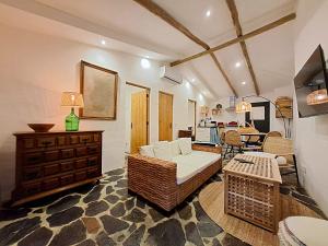 a living room with a couch and a table at Descanso dos oleiros in Aldeia do Mato