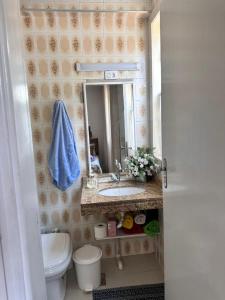 Koupelna v ubytování Quarto no centro