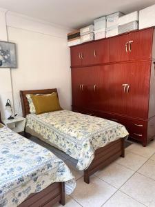 Postel nebo postele na pokoji v ubytování Quarto no centro