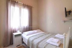 a bedroom with a bed with two towels on it at Mirsinia Room in Mérikhas