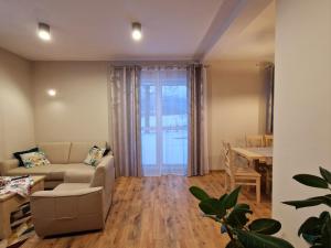 Posezení v ubytování Dom w Miłkowie k Karpacza z widokiem na Karkonosze