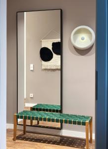 a mirror and a bench in front of a mirror at Design Apartment - Self-Check-In - Maschsee in Hannover