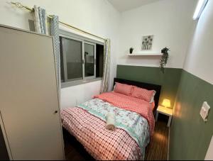 Postel nebo postele na pokoji v ubytování Double Bed Partition Room Near Mashreq Metro