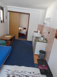 a small room with a kitchen and a bedroom at Jahorinska planinska kuća in Jahorina