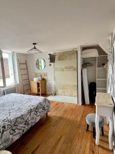 Posteľ alebo postele v izbe v ubytovaní MAISON ATYPIQUE AVEC JARDIN AU PIED DU CLOS LUCE
