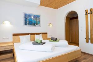 Postel nebo postele na pokoji v ubytování Hotel Garni Siegele - inklusive Silvretta-Card PREMIUM