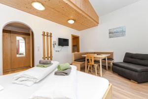 Postel nebo postele na pokoji v ubytování Hotel Garni Siegele - inklusive Silvretta-Card PREMIUM