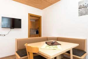 TV a/nebo společenská místnost v ubytování Hotel Garni Siegele - inklusive Silvretta-Card PREMIUM