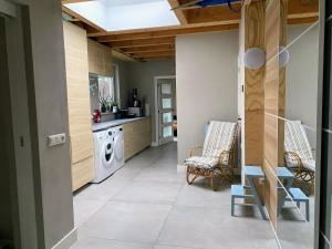 Køkken eller tekøkken på Homestay D36 cosy room and private bathroom