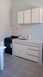 eine Küche mit Spüle und Herd in der Unterkunft Dpto en San Antonio Oeste 2 pax in San Antonio Oeste