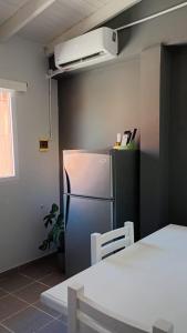 eine Küche mit einem Kühlschrank, einem Tisch und einem Stuhl in der Unterkunft Dpto en San Antonio Oeste 2 pax in San Antonio Oeste