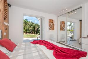 a bedroom with a bed with a red blanket on it at Casita Salpino in Sauzal +51 photos