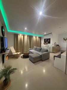 ヴィルモンブルにあるJacuzzi House - 1-Bed & Parking - Villemomble, Parisの広いリビングルーム(ソファ、テレビ付)