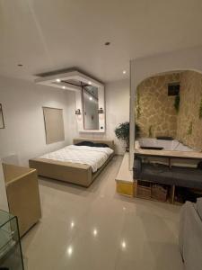 ヴィルモンブルにあるJacuzzi House - 1-Bed & Parking - Villemomble, Parisのベッドと洗面台のある寝室