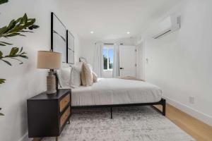 a bedroom with a bed and a lamp on a dresser at Brand New Apt W Parking Blocks From Downtown- B in Sunnyvale