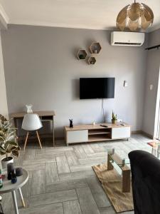 Μια τηλεόραση ή/και κέντρο ψυχαγωγίας στο Hideaway Haven