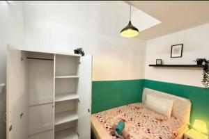 Ένα ή περισσότερα κρεβάτια σε δωμάτιο στο Bagpack Double Partition Room in Tecom Near Metro