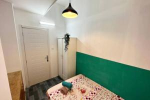 Ένα ή περισσότερα κρεβάτια σε δωμάτιο στο Bagpack Double Partition Room in Tecom Near Metro