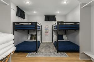 En eller flere senge i et værelse på The Charlotte Chalet