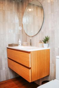 un baño con lavabo y espejo en Casa Colina e Lobos by Quantique, en Vieira do Minho 24 fotos más