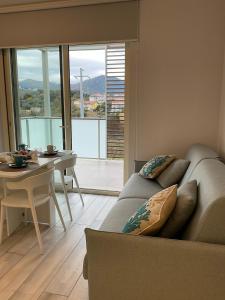 una sala de estar con un sofá y una mesa en Il Gioiello Del Borgo, en Borghetto Santo Spirito