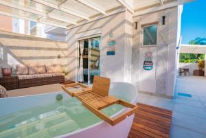 a home with a swimming pool and a living room at Apartamento Exclusivo a 600m da Praia de Palmas Piscina Banheira de Imersão aquecida rede in Governador Celso Ramos